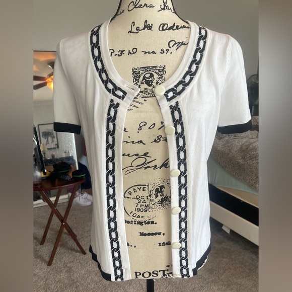 A lovely white with black trim cardigan sweater, short sleeve size medium - Picture 3 of 11